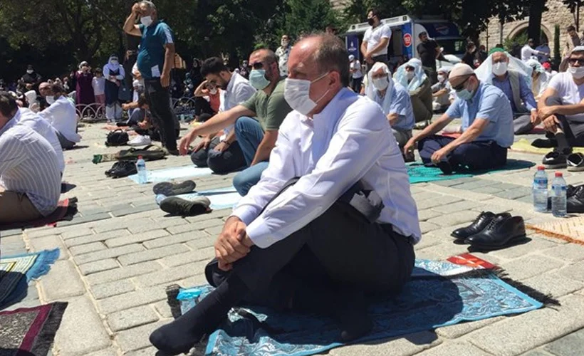 Muharrem İnce, Cuma namazını Sultanahmet'te kıldı