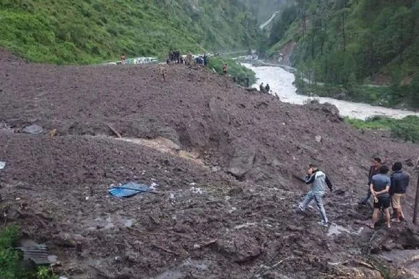 Nepal'de meydana gelen toprak kaymalarında ölü sayısı 40'a yükseldi