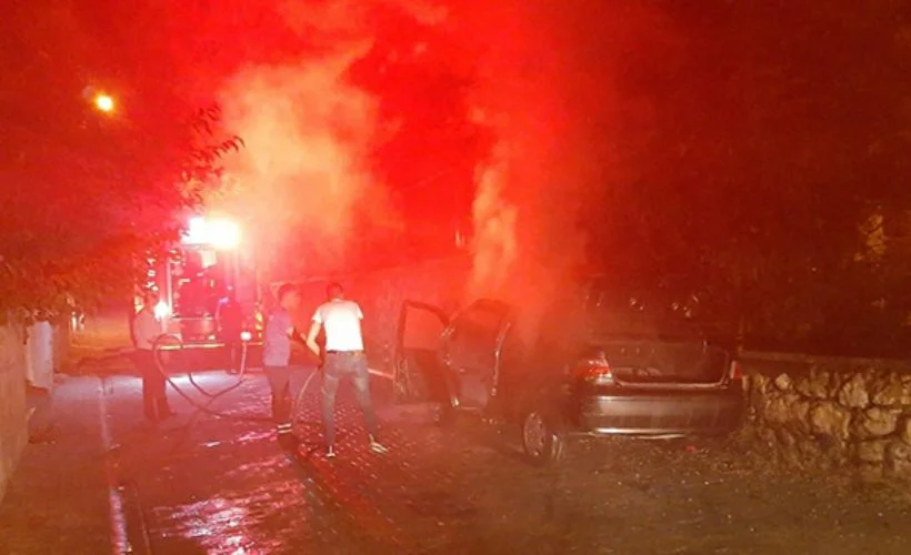 Park halinde duran otomobil alev aldı