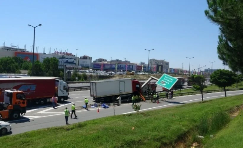 Pendik TEM otoyolunda ilerlerken kontrolden çıkan kamyon bariyere çarpıp trafik levhasını devirdi