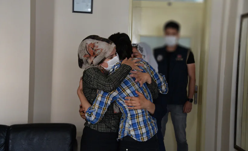 PKK'lı kadın Suriye sınırında teslim oldu