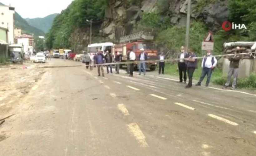 Rize'de şiddetli yağmur sele sebebiyet verdi, araçlar hurdaya döndü