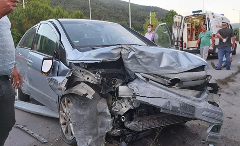 Samsun'da otomobil ile kamyonet çarpıştı: 4 yaralı