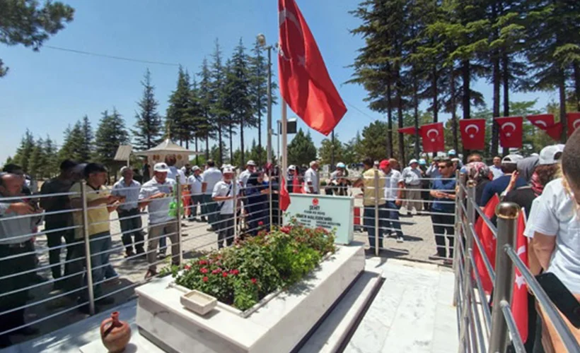 Şehit Halisdemir'in kabrine ziyaretçi akını