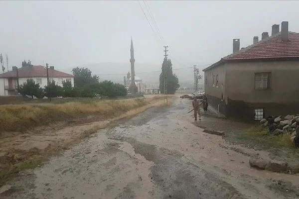 Sivas'ta sağanak sele neden oldu
