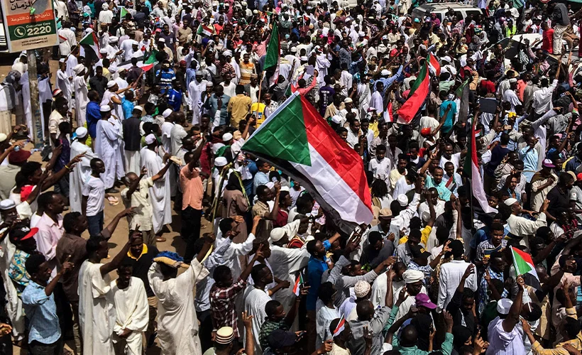 Sudan'da protestoları engellemek için köprüler ve büyük camiler kapatıldı