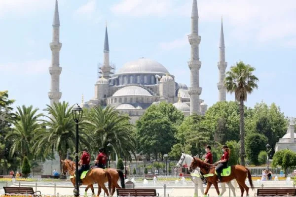 Sultanahmet Meydanı'nda devriye gezen Atlı Birlik yoğun ilgi gördü