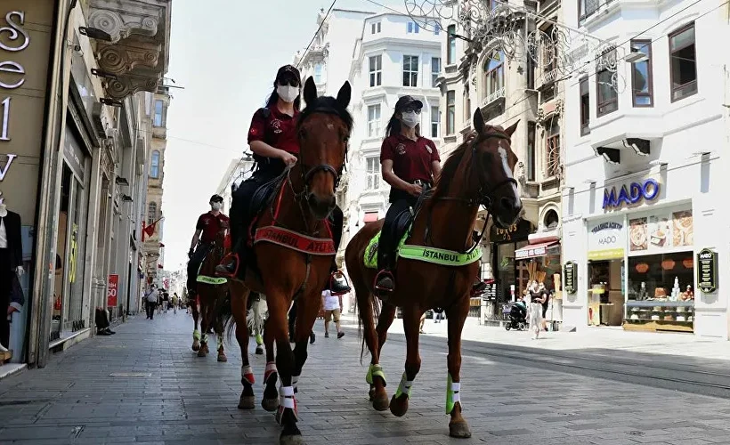 Taksim'de atlı polislerden koronavirüs denetimi