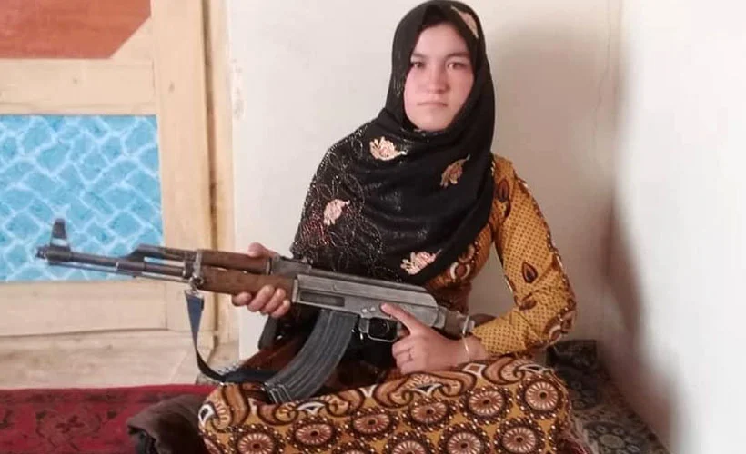 Taliban militanlarını öldüren Afganlı kız, ulusal kahraman oldu