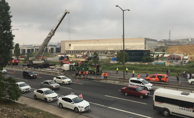 TEM Otoyolu'nda tır devrildi, trafik durdu