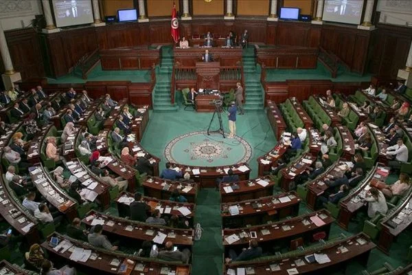 Tunus Meclisi 'Başbakan Fahfah'ın geçici olarak görevden uzaklaştırılmasını' görüşüyor
