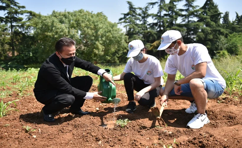 Tuzlalı gençler, her ihtiyaç sahibi için bir tohumu toprakla buluşturdu