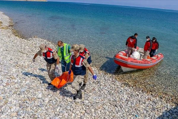 Van Gölü'nde batan tekneden çıkarılan ceset sayısı 54 oldu