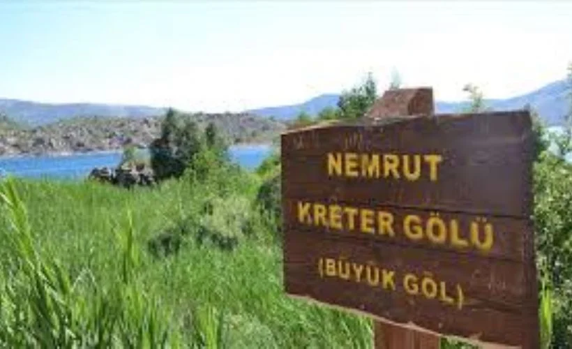 Yeryüzü cenneti Nemrut Krater Gölü ziyaretçilerden ilgi görüyor