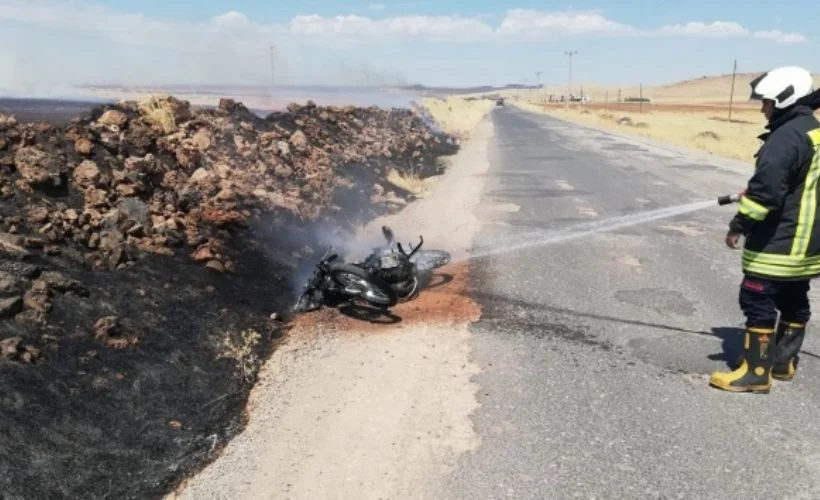 Yol kenarına bırakılan motosiklet alev aldı