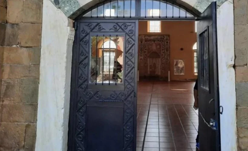 Yunanistan'da camiye taşlı saldırı