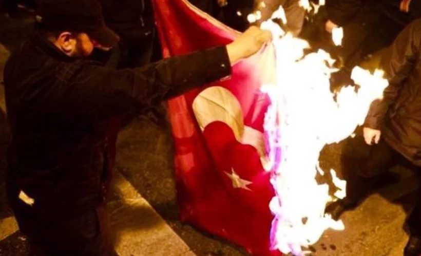 Yunanistan Dışişleri Bakanlığı, Türk bayrağı yakılmasını kınadı