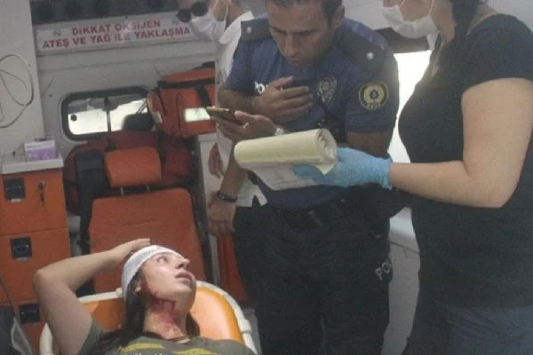 6 yaşındaki kızlarının gözü önünde eşini darp etti