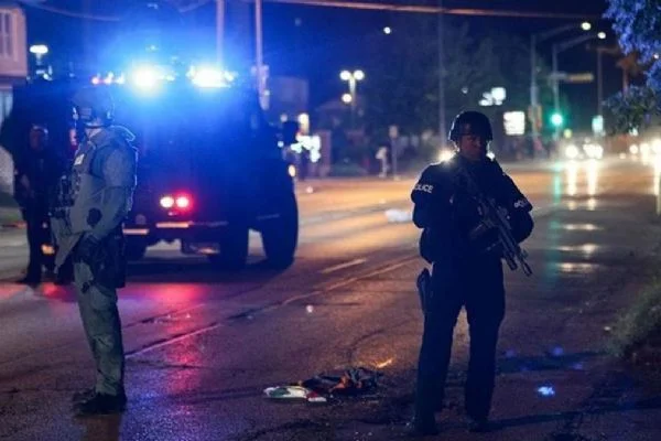 ABD polisinin vurarak felç bıraktığı siyahiye kelepçeli tedavi