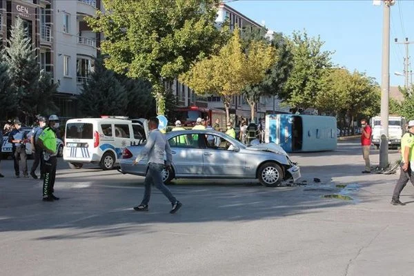 Aksaray'da işçileri taşıyan minibüs ile otomobil çarpıştı: 12 yaralı