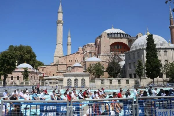 Ayasofya-i Kebir Cami-i Şerifi'ne yoğun ilgi sürüyor