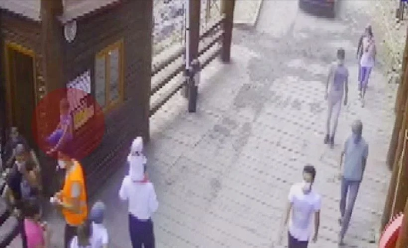 Babasının omzundan düşen çocuğu jandarma personeli havada yakaladı