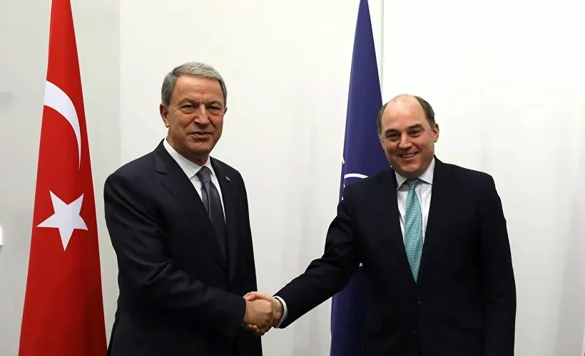 Bakan Akar, İngiliz mevkidaşı ile görüştü