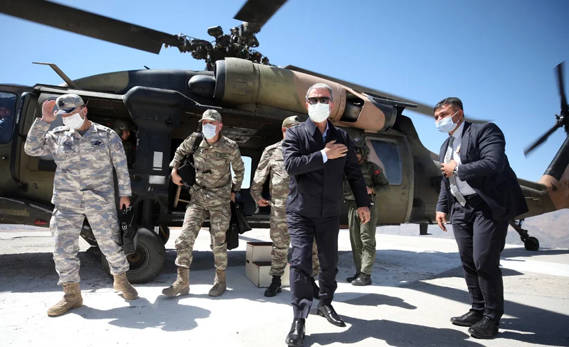 Bakan Akar ve komutanlar Irak sınırında