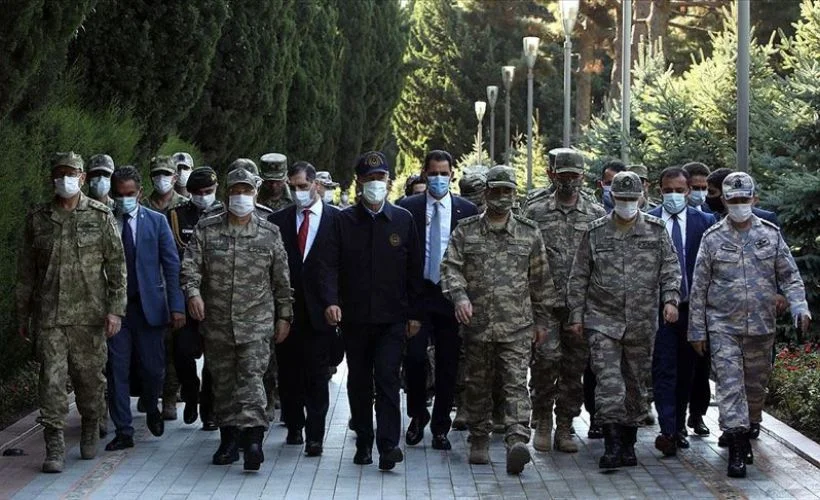 Bakan Akar ve TSK komuta kademesi ziyaret için Bakü'de