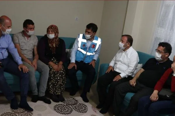 Bakan Soylu ve Kurum'dan selde eşi kaybolan Zeynep Akar'a ziyaret