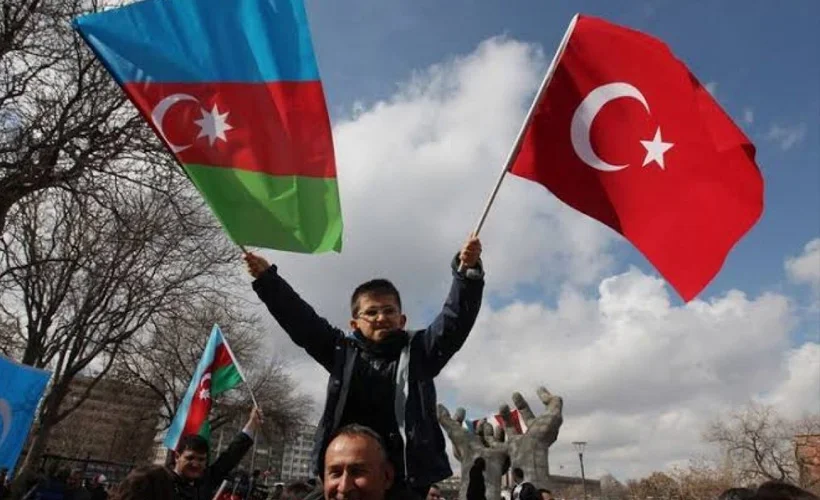 Bakü'de, ''Türk ordusu Azerbaycan'da kal'' sloganları