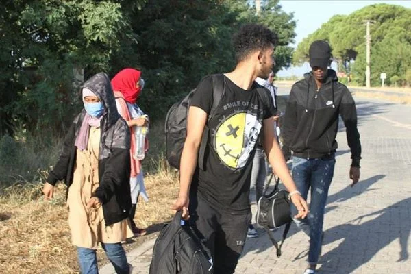 Balıkesir'de Türk kara sularına itilen 43 sığınmacı kurtarıldı