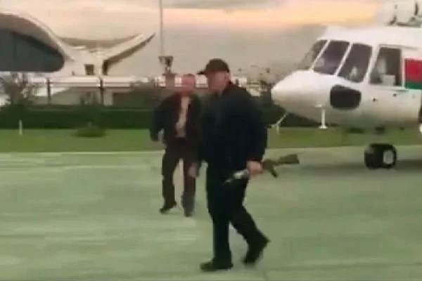 Belarus'ta otomatik silah ile saraya geldi