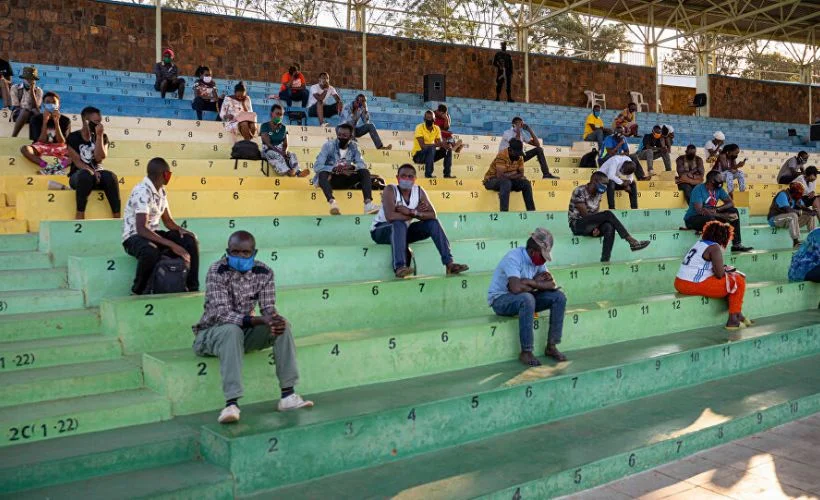 Ceza: Stadyumda tüm gece boyunca koronavirüs dersi dinliyorlar