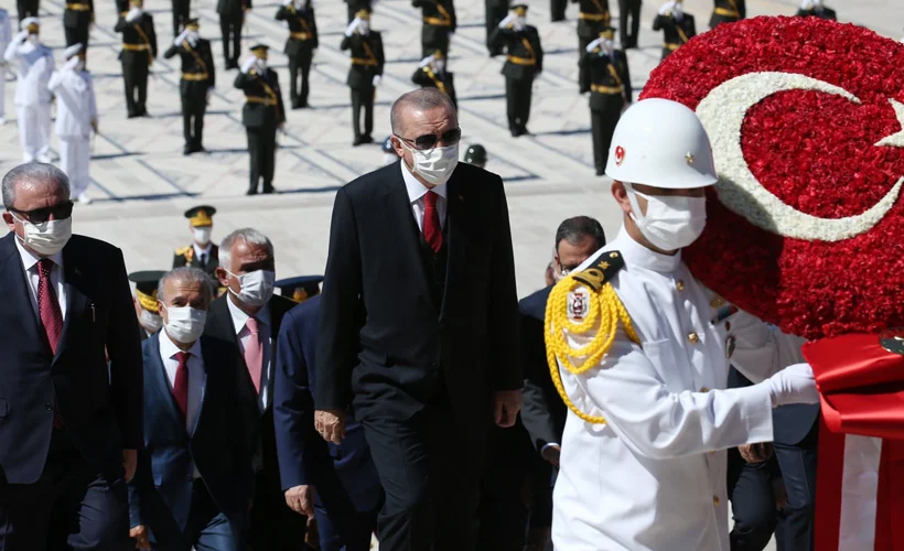Cumhurbaşkanı Erdoğan Anıtkabir'de: Türkiye Doğu Akdeniz'de şantaj diline boyun eğmeyecek