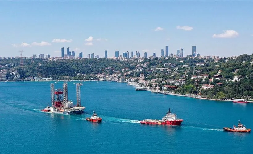 Dev petrol platformu 'GSP Saturn' İstanbul Boğazı'nda ilerliyor