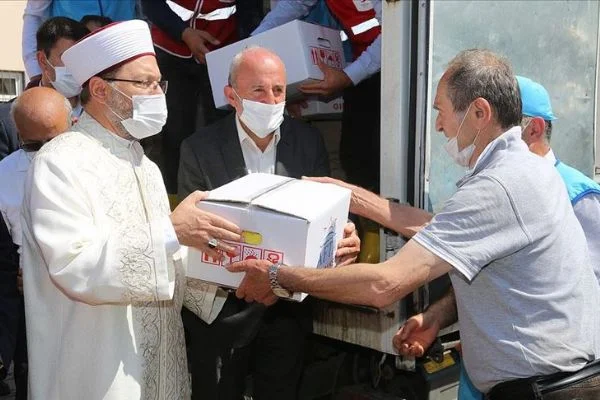 Diyanet İşleri Başkanı Erbaş Giresun'da selzedelere erzak dağıtımına katıldı