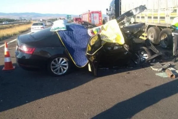 Feci kaza! Otomobil TIR'a arkadan çarptı, 3 kişi hayatını kaybetti