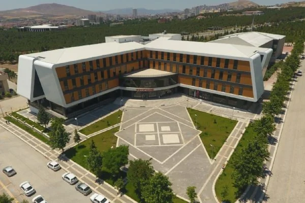 Fırat Üniversitesi: Gelecek elinizin altında