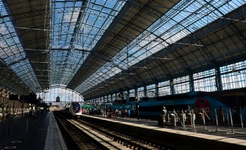 Fransa'da yaşanan hızlı tren arızası binlerce kişiyi zor durumda bıraktı