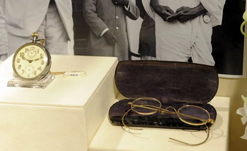 Gandhi'nin gözlüğü açık arttırmada uçuk bir fiyata satıldı