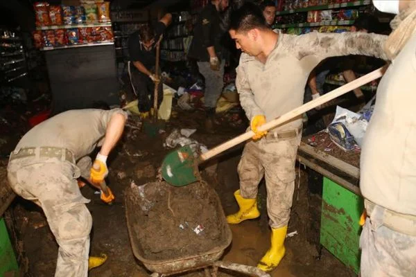 Giresun'da askerlerden afetzedelere destek