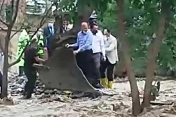 Giresun'da sel felaketi! Bakanlar mahsur kalan vatandaşlara kepçe üzerinde ulaştı