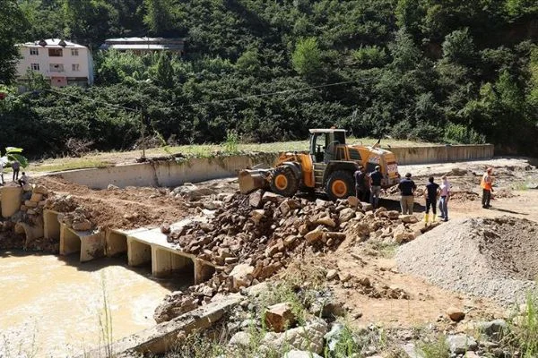 Giresun'da selde yıkılan Üçtepe Köprüsü'nün yerine 45 metrelik yenisi yapılıyor