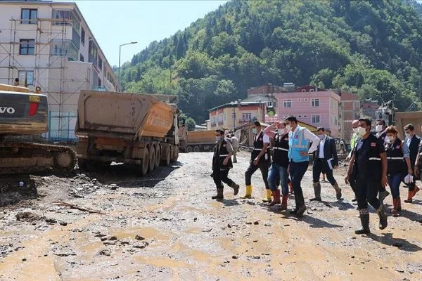 Giresun'daki sel sonrası riskli binaların yıkımı sürüyor
