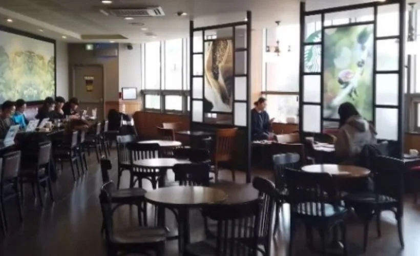 Güney Kore'de dünyaca ünlü kafelerden birinde 2 saat oturan müşteri 56 kişiye virüs bulaştırdı