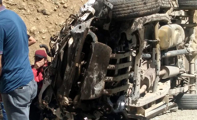 Hakkari'de bir araç uçuruma devrildi: Ölü ve yaralılar var