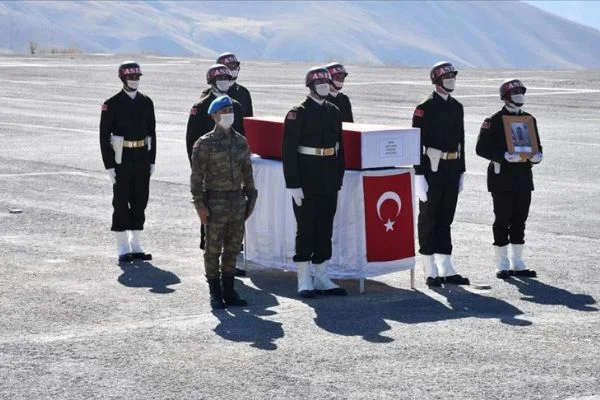 Hakkari'de görev yaptığı mevzide düşerek şehit olan asker için tören
