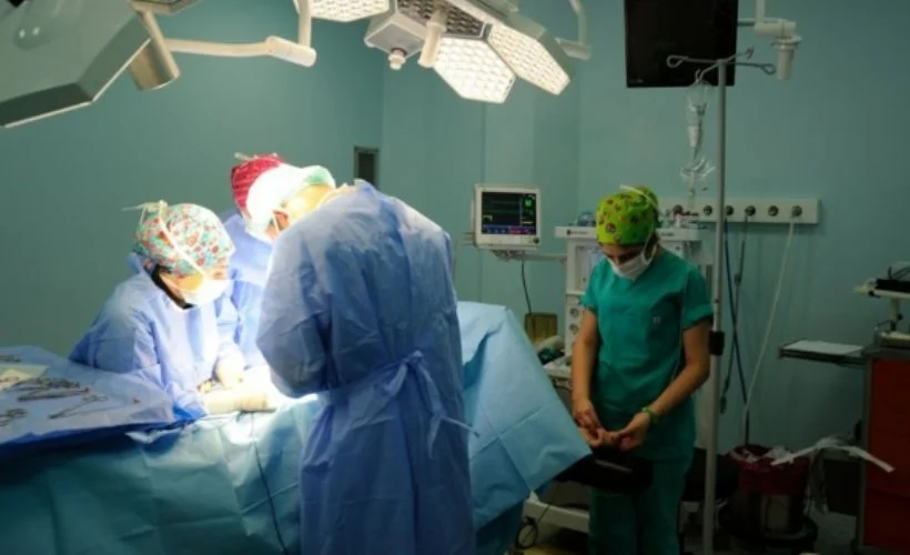 Hindistan'da bir kadından ağırlığının yarısı kadar tümör çıkarıldı