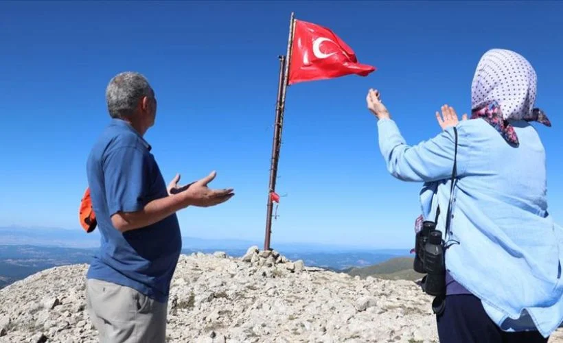 Ilgaz Dağı'nın zirvesinde 20 yıldır Türk bayrağını dalgalandırıyor